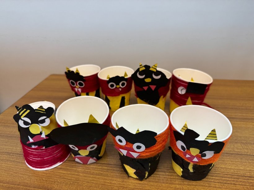 8つの紙コップでできた鬼